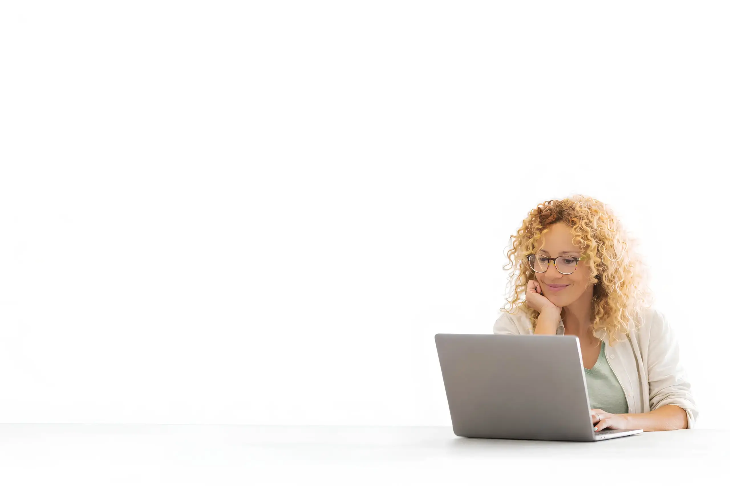 Fachkraft arbeitet digital mit Gesundheitsdaten am Laptop