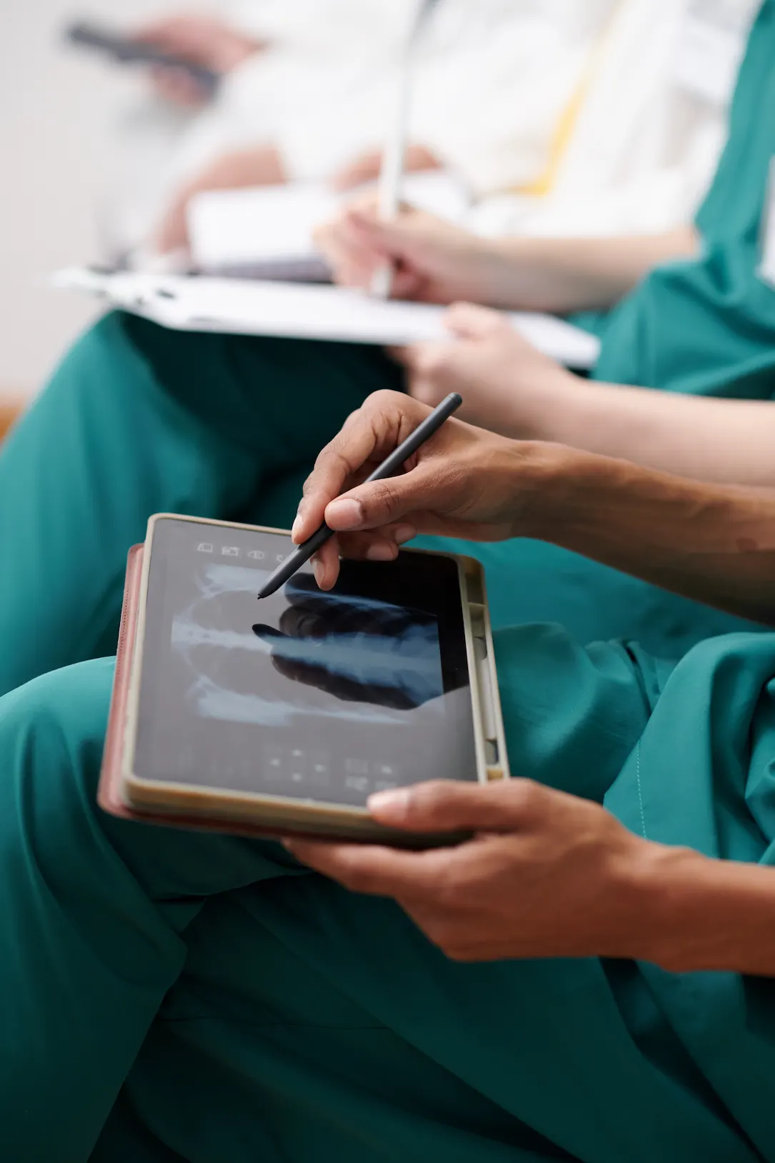 Medizinische Fachkraft analysiert eine digitale Röntgenaufnahme