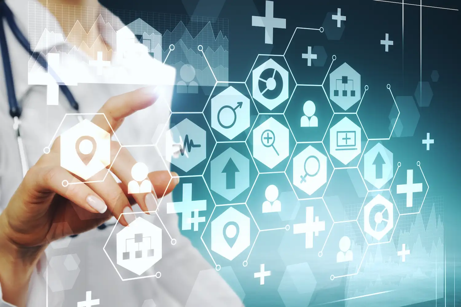 Ärztin nutzt digitale Oberfläche zur Analyse von Gesundheitsdaten