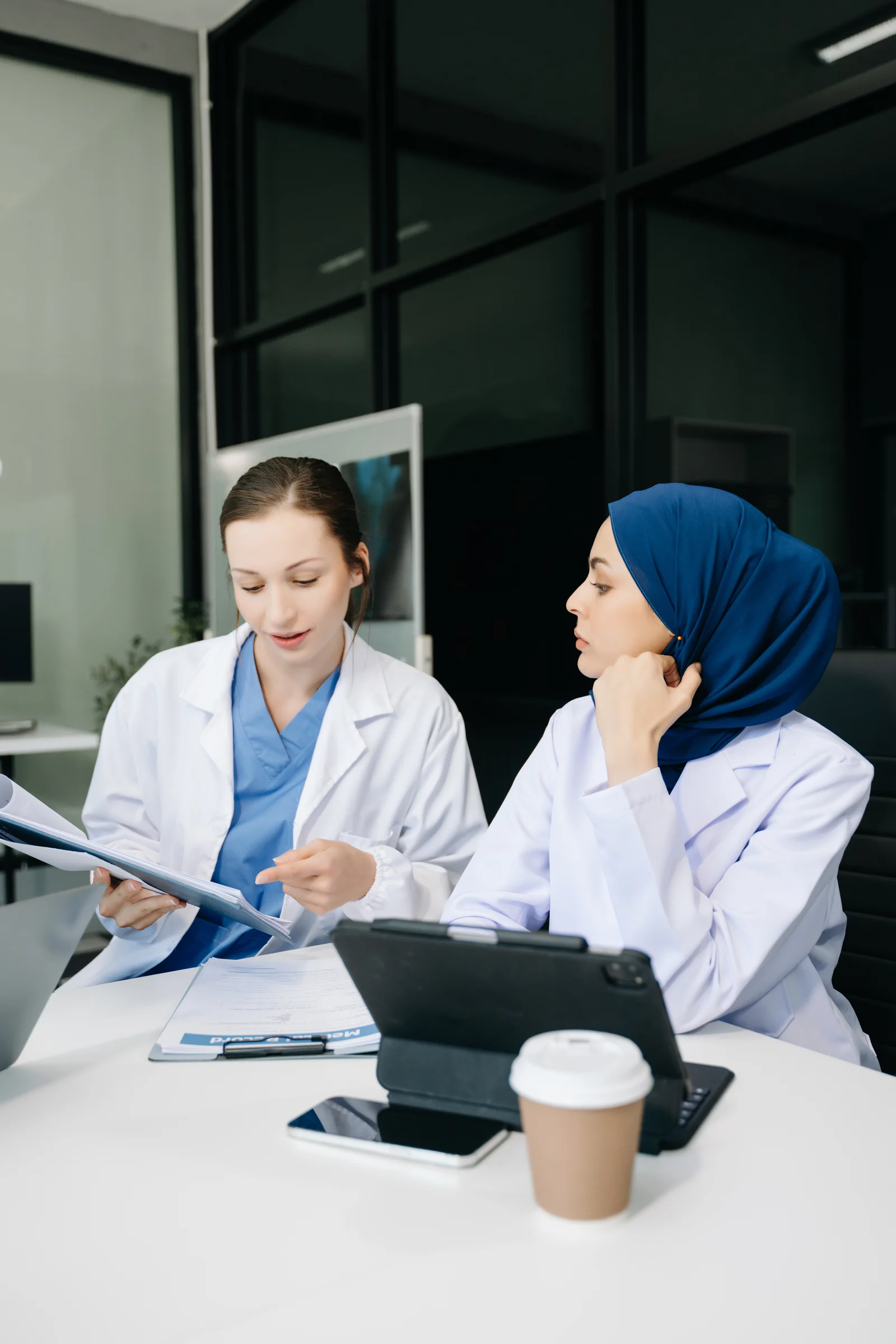 Medizinisches Team arbeitet gemeinsam an digitalen Gesundheitsprozessen