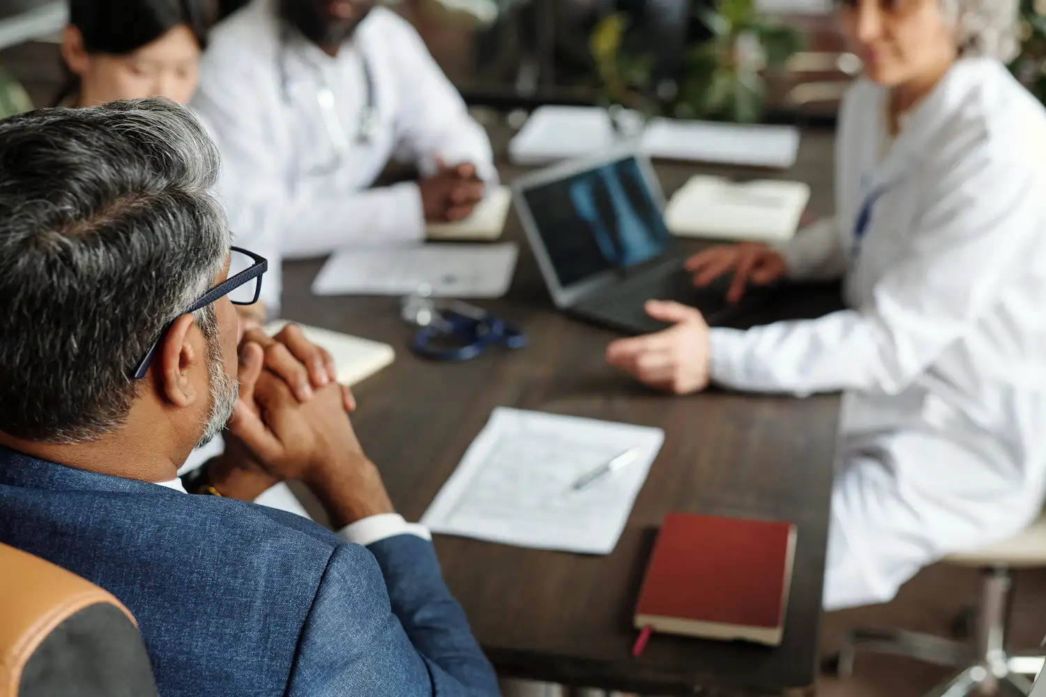 Teilnehmer in einem Meeting zu digitalen Gesundheitslösungen